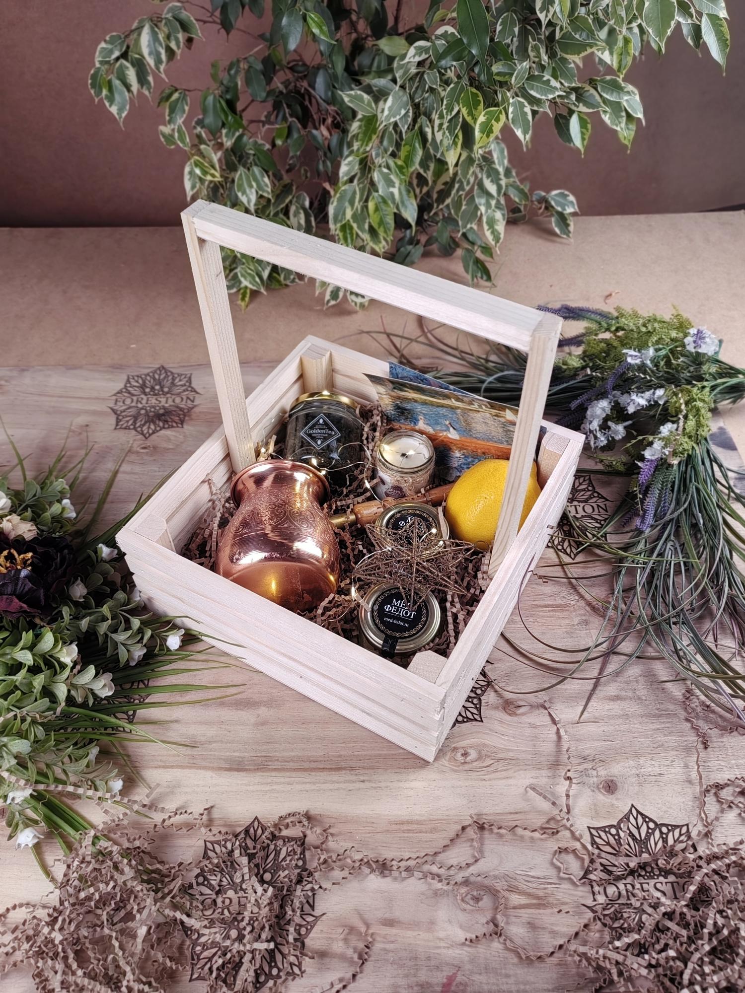 Корзина  деревянная реечная для подарка средняя