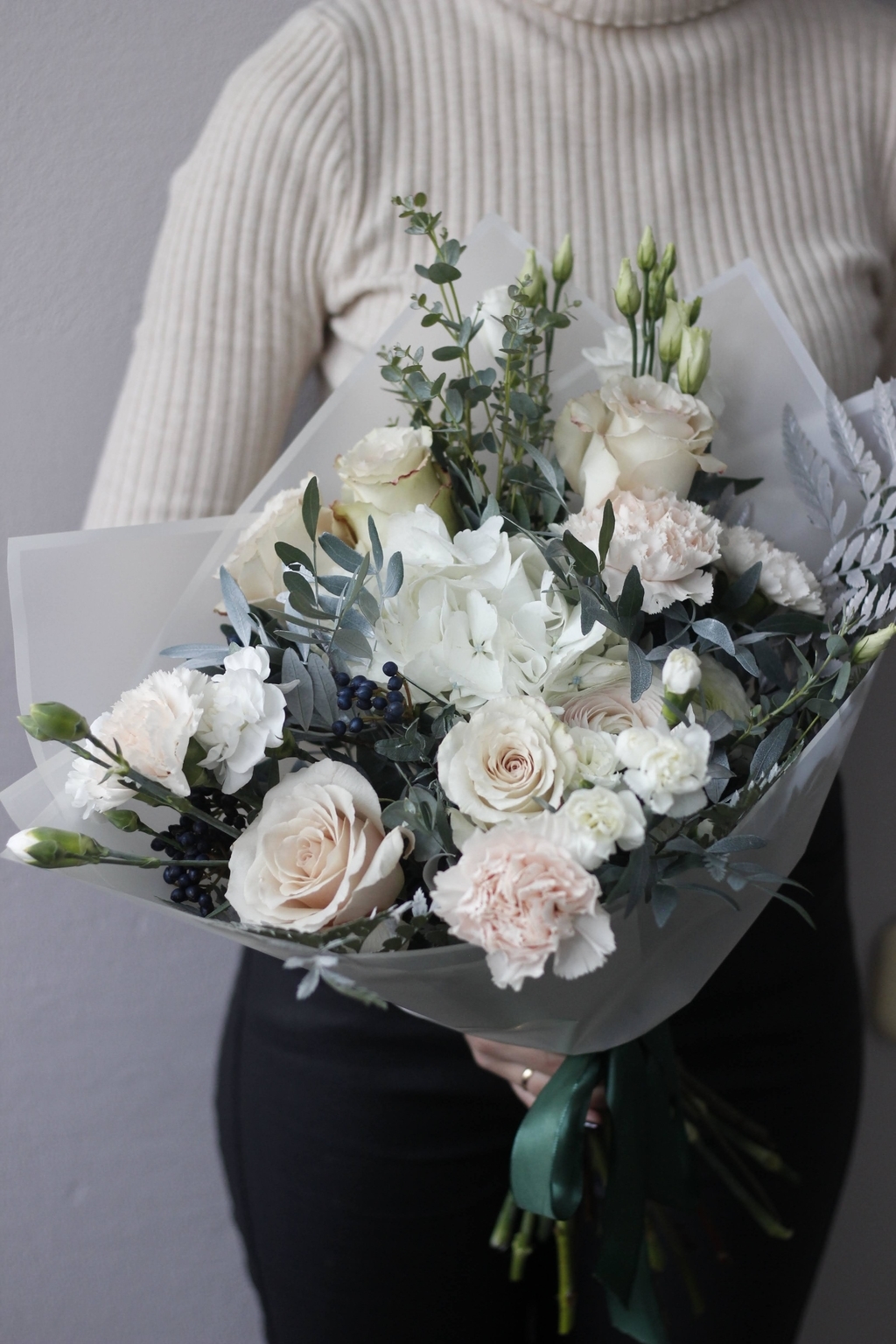 букет белый с розами