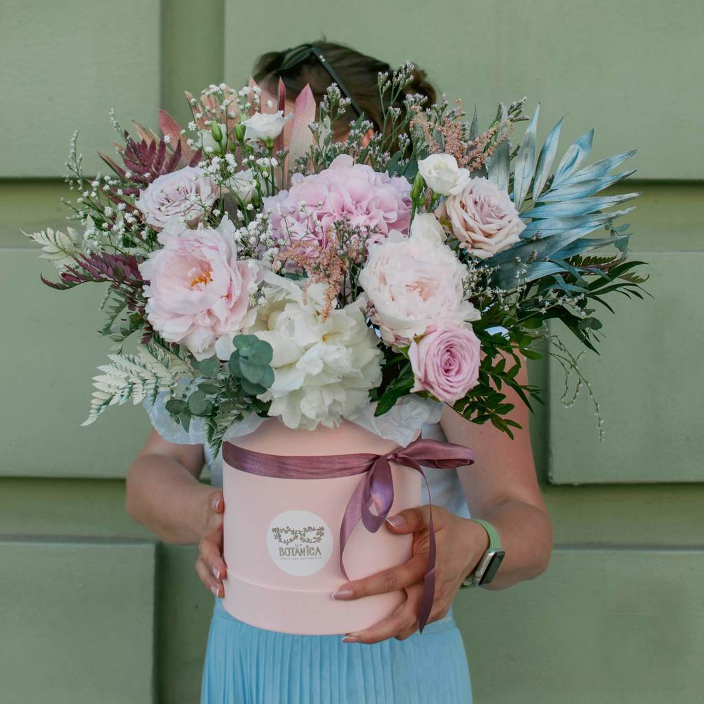 Нежная композиция цветов в коробке