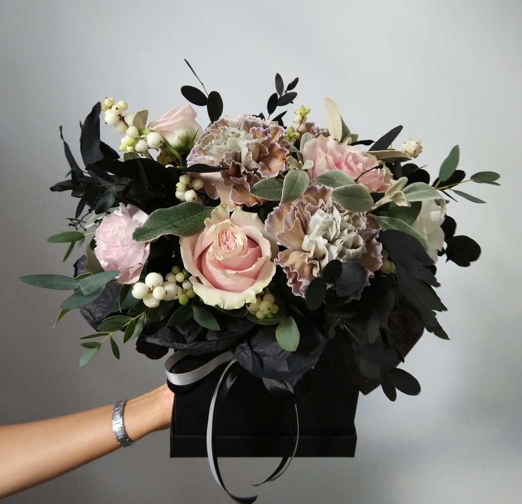 Черный букет цветов в коробке