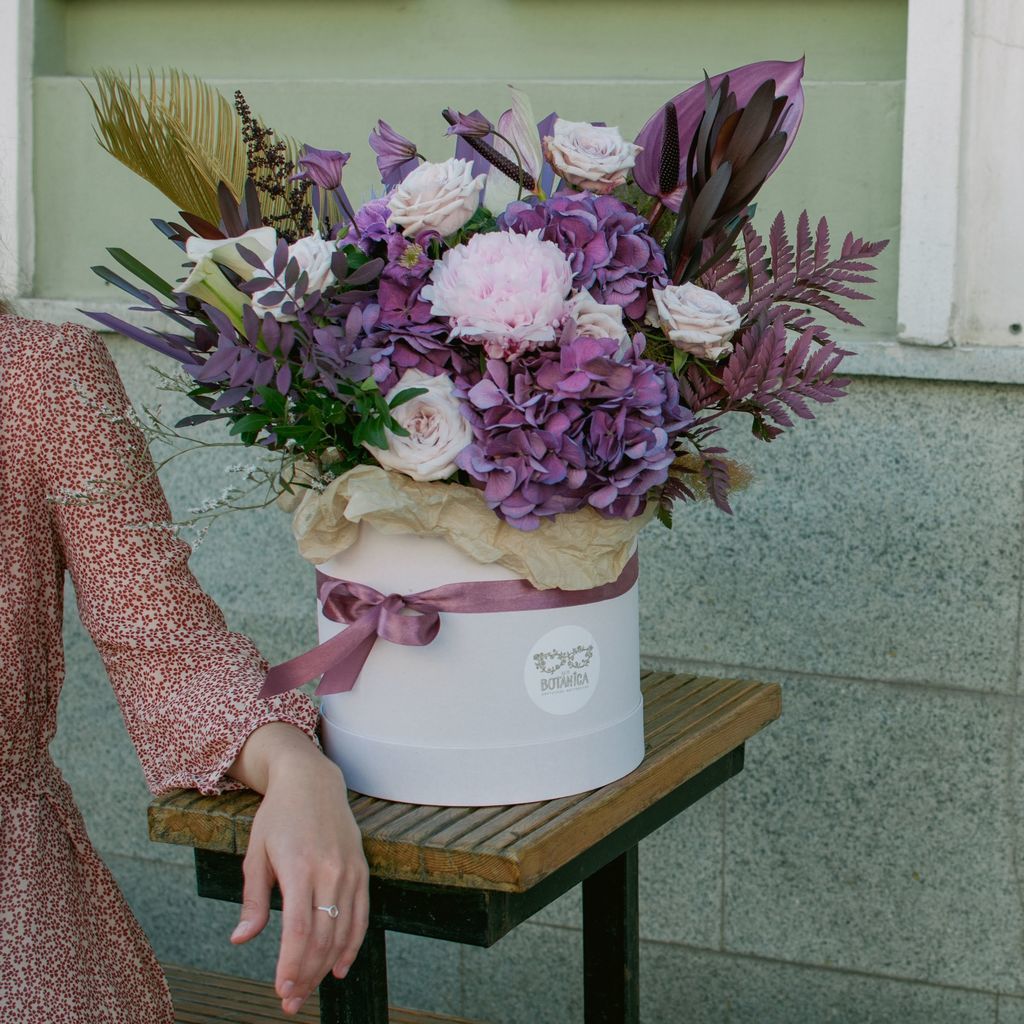 Фиолетовый букет с пионами в шляпной коробке