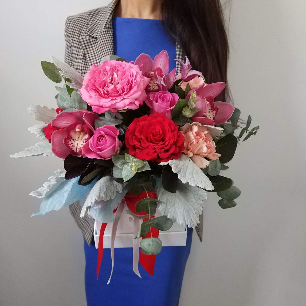 Яркий букет в шляпной коробке