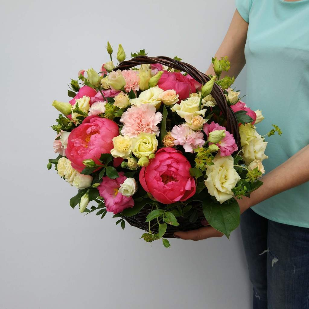 Корзина на возложение с пионами. Цветы на похороны с доставкой Уфа.