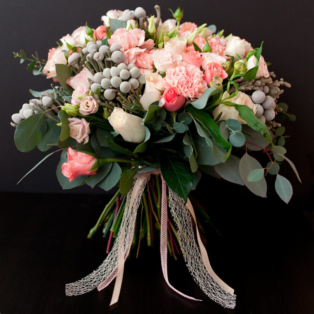 Купить букет похоронный светлый из свежих цветов с доставкой Уфа.