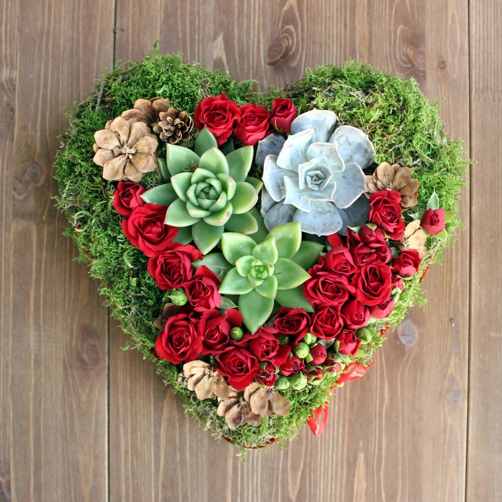 Композиция на похороны из мха и каменной розы в форме сердца