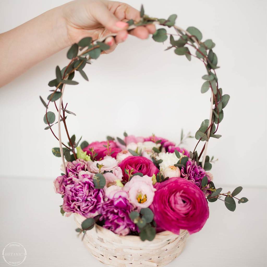 Корзина на возложение с ранункулюсами с доставкой Уфа