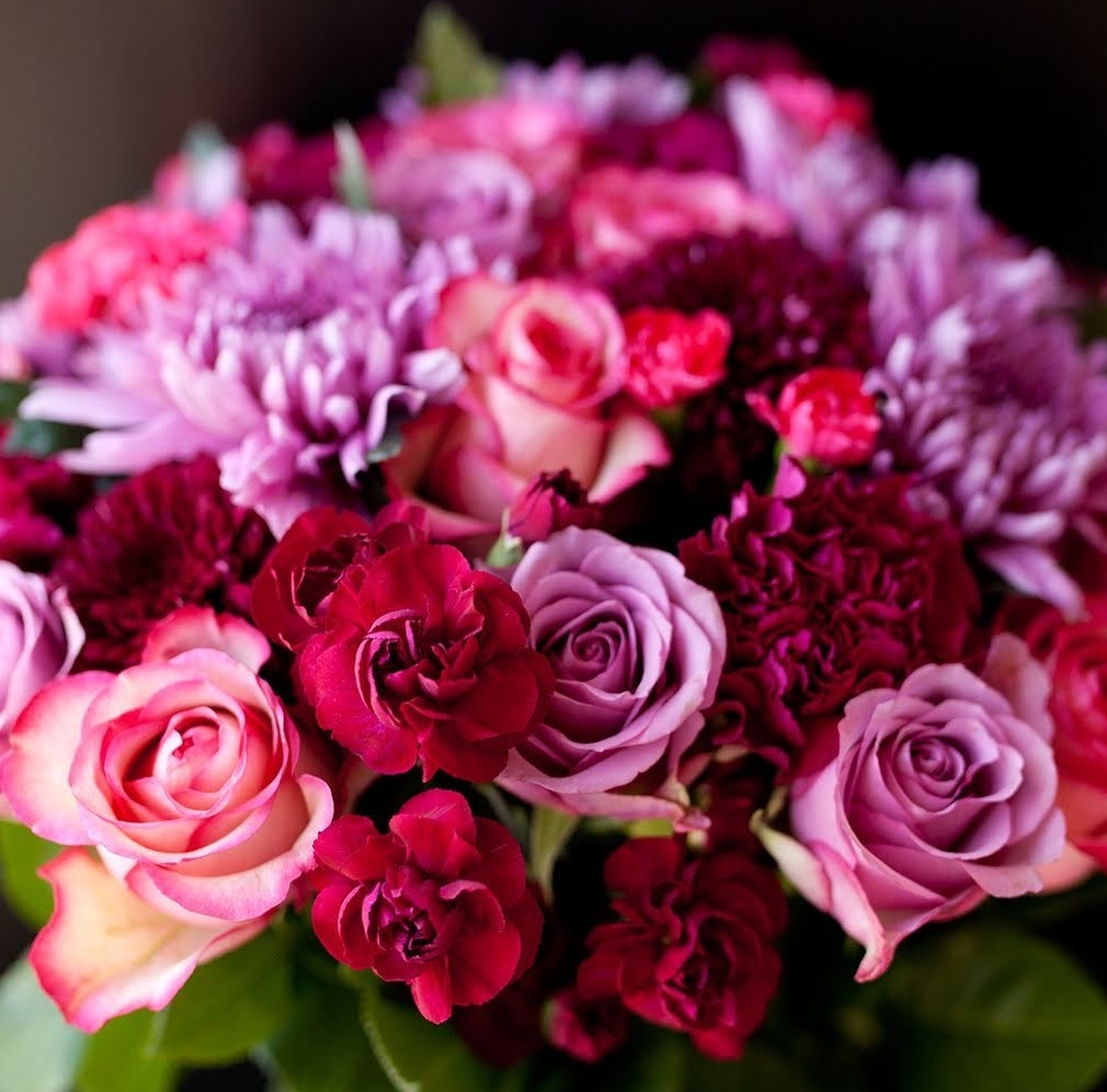 Букет траурный с хризантемой и розами