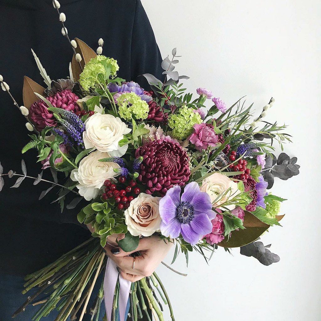 Огромный красивый букет цветов с доставкой по Уфе. Купить фиолетовый букет Уфа.