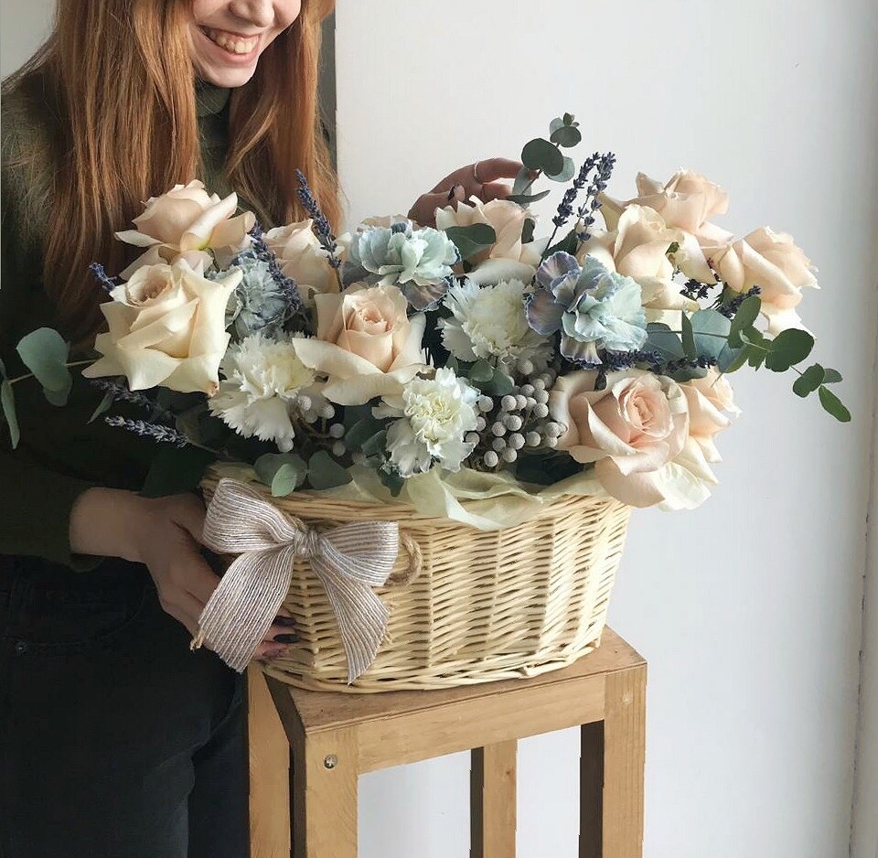 Большая корзина цветов с розами и лавандой заказать с доставкой Уфа.