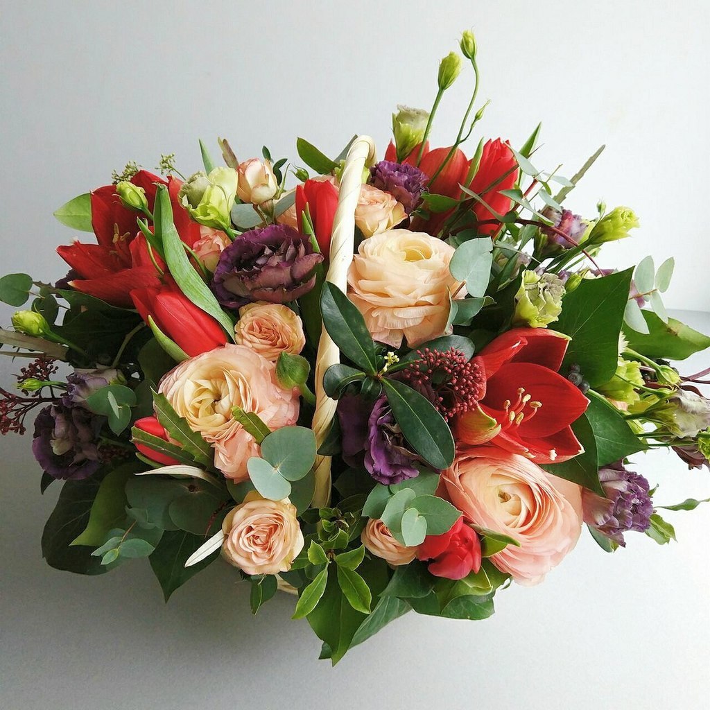 Объемная корзина с красными амариллисами купить с доставкой в Уфе.