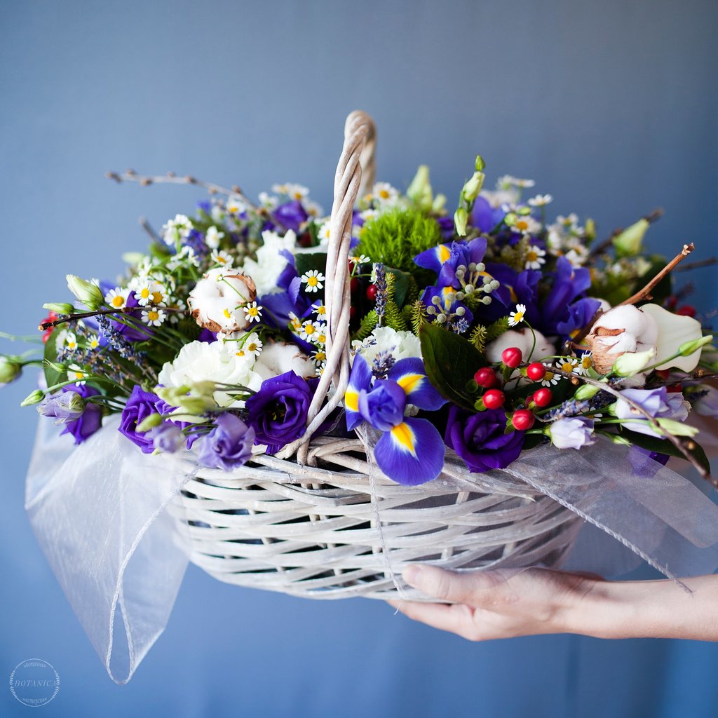 Купить весеннюю корзину цветов с ирисами и ромашками с доставкой в Уфе.
