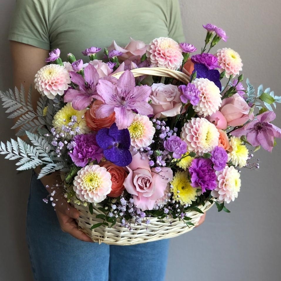 Купить большую корзину сиреневого цвета с георгинами с доставкой в Уфе