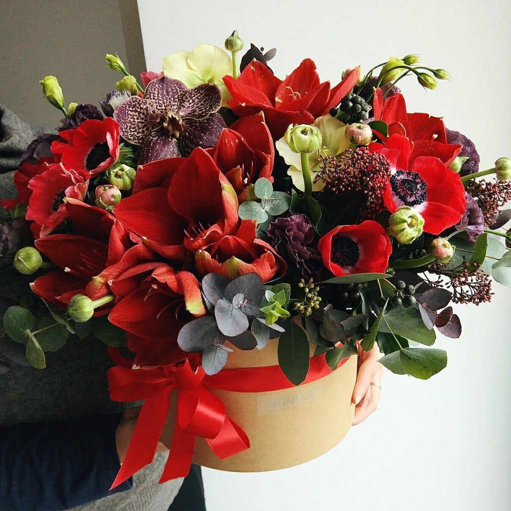 Купить большую коробку цветов в красной гамме с доставкой по Уфе.