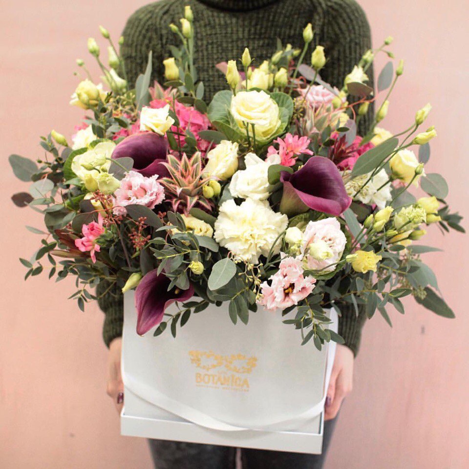 Заказать большую красивую композицию с цветами по приятной цене с доставкой в Уфе.