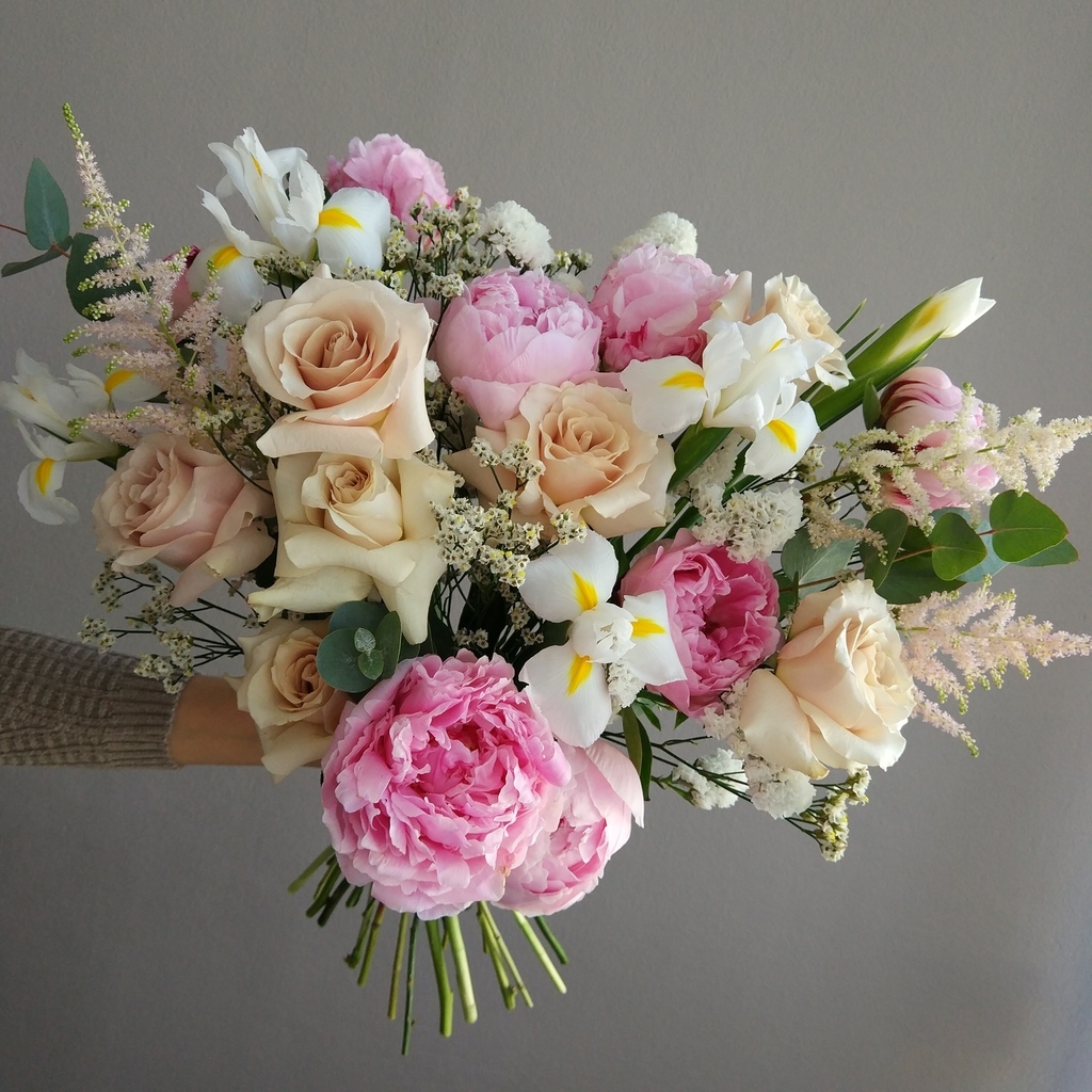 Заказать красивый шикарный букет цветов с пионами с доставкой по Уфе.