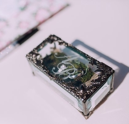 инициалы на шкатулке