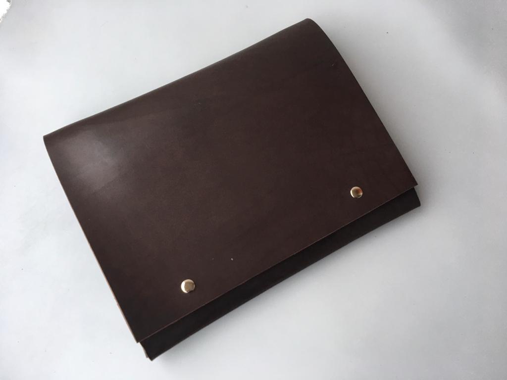 Папка архивная из фактурной кожи.