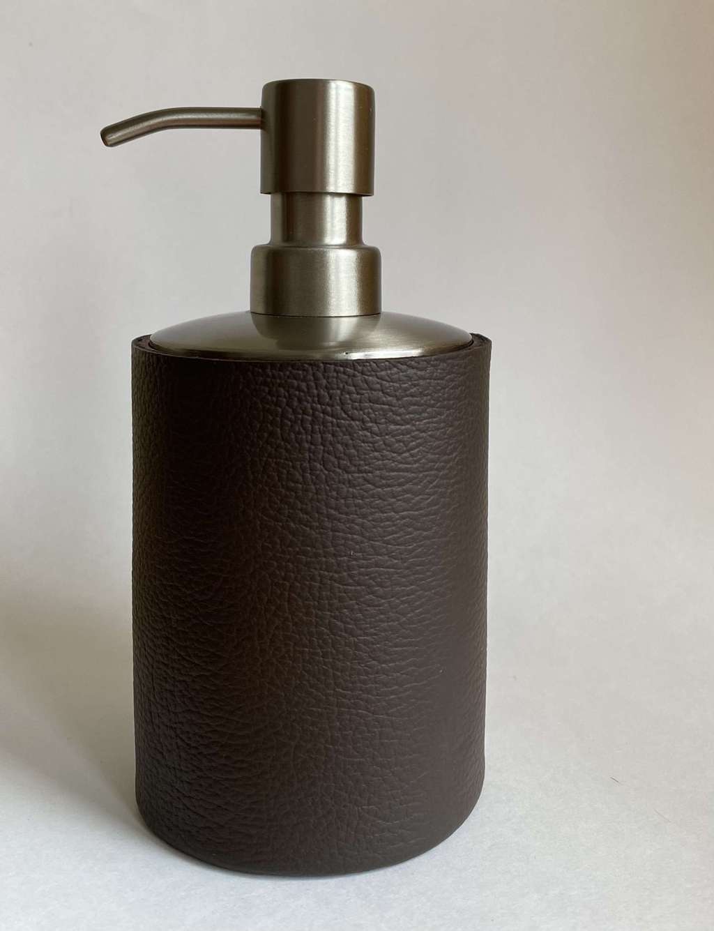 Дозатор для мыла кожаный