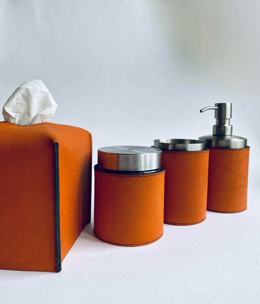 Набор для ванной комнаты из фактурной кожи