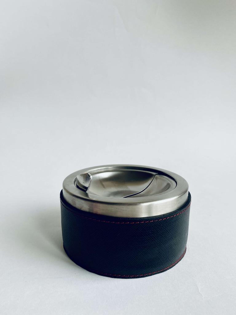 Пепельница бездымная с отделкой из кожи