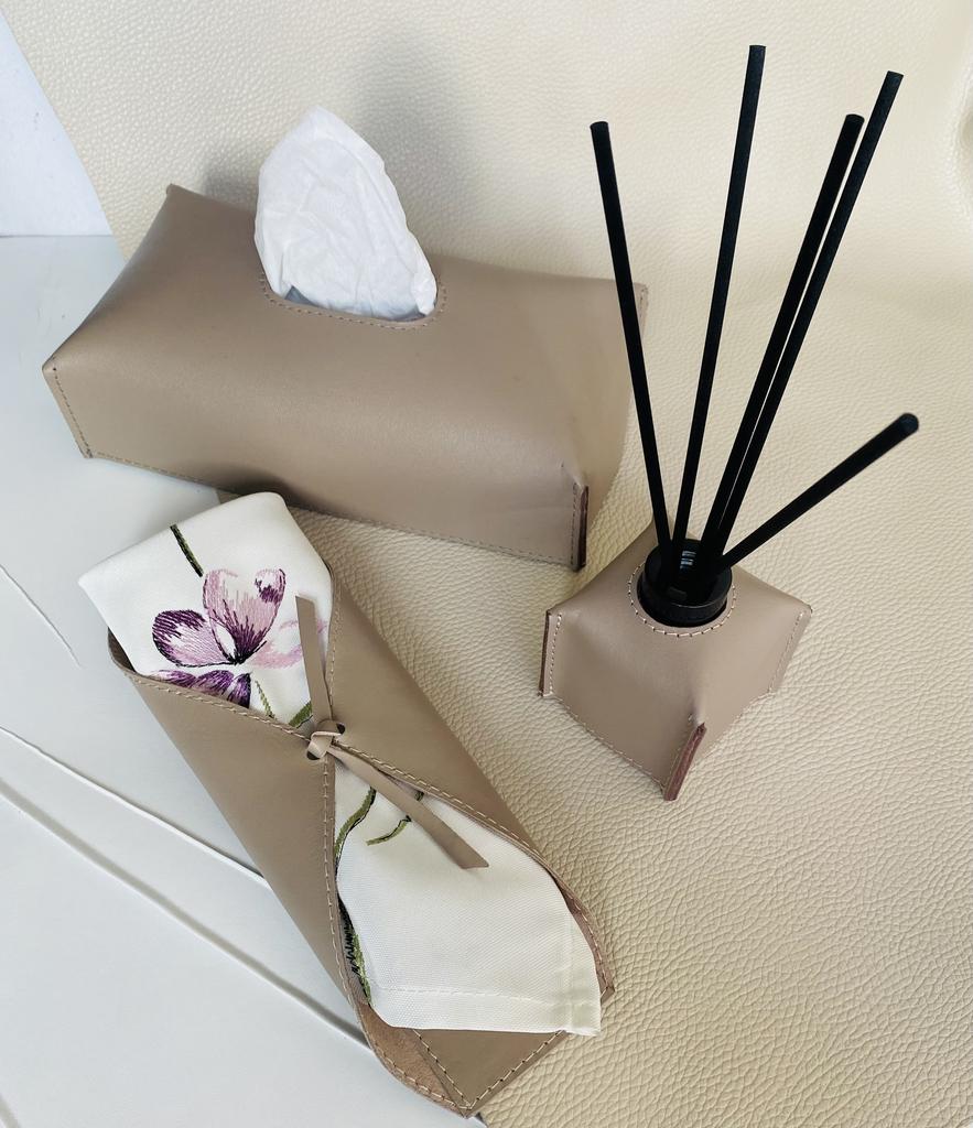 Диффузор для дома с ароматом Кожа и Цветы в кожаном футляре