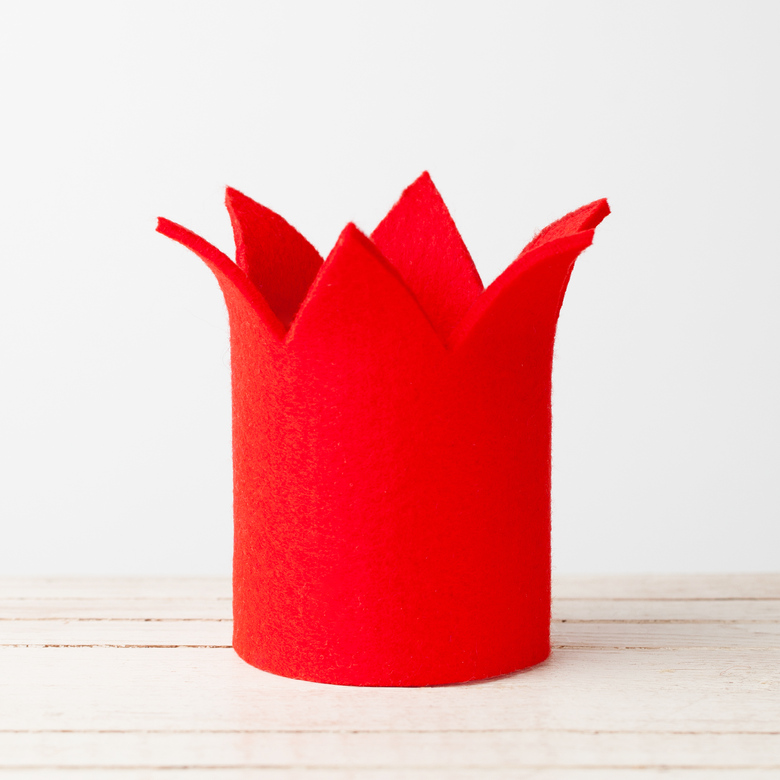 Праздничная корона красная