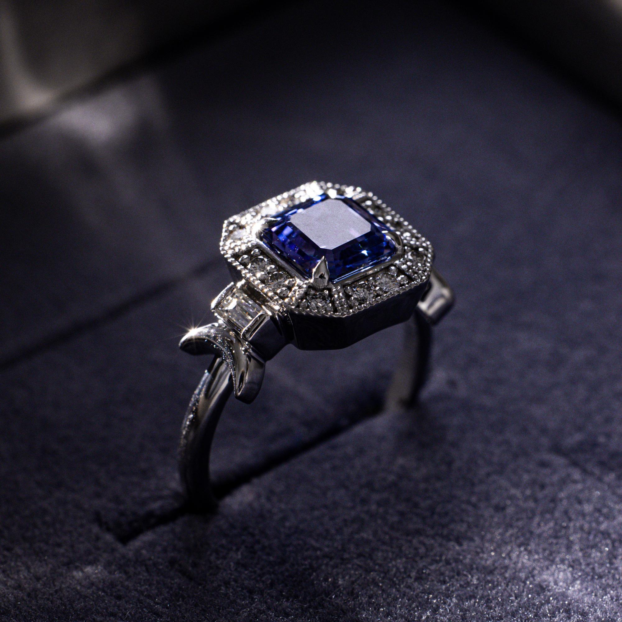 Помолвочное кольцо из белого золота с танзанитом и бриллиантами