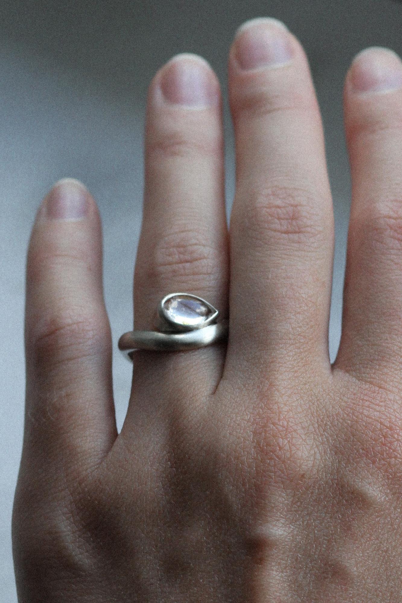 Помолвочное кольцо из белого золота с горным хрусталём