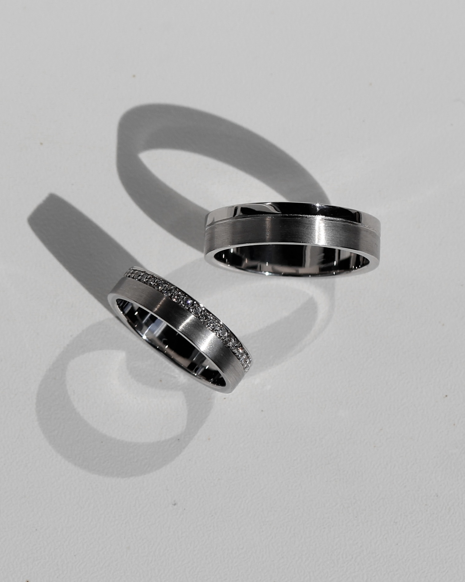 Обручальные кольца из белого золота, бриллианты