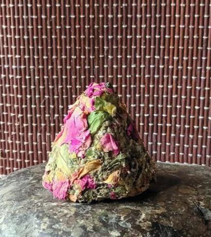 Свеча безфитильная с травами и цветами