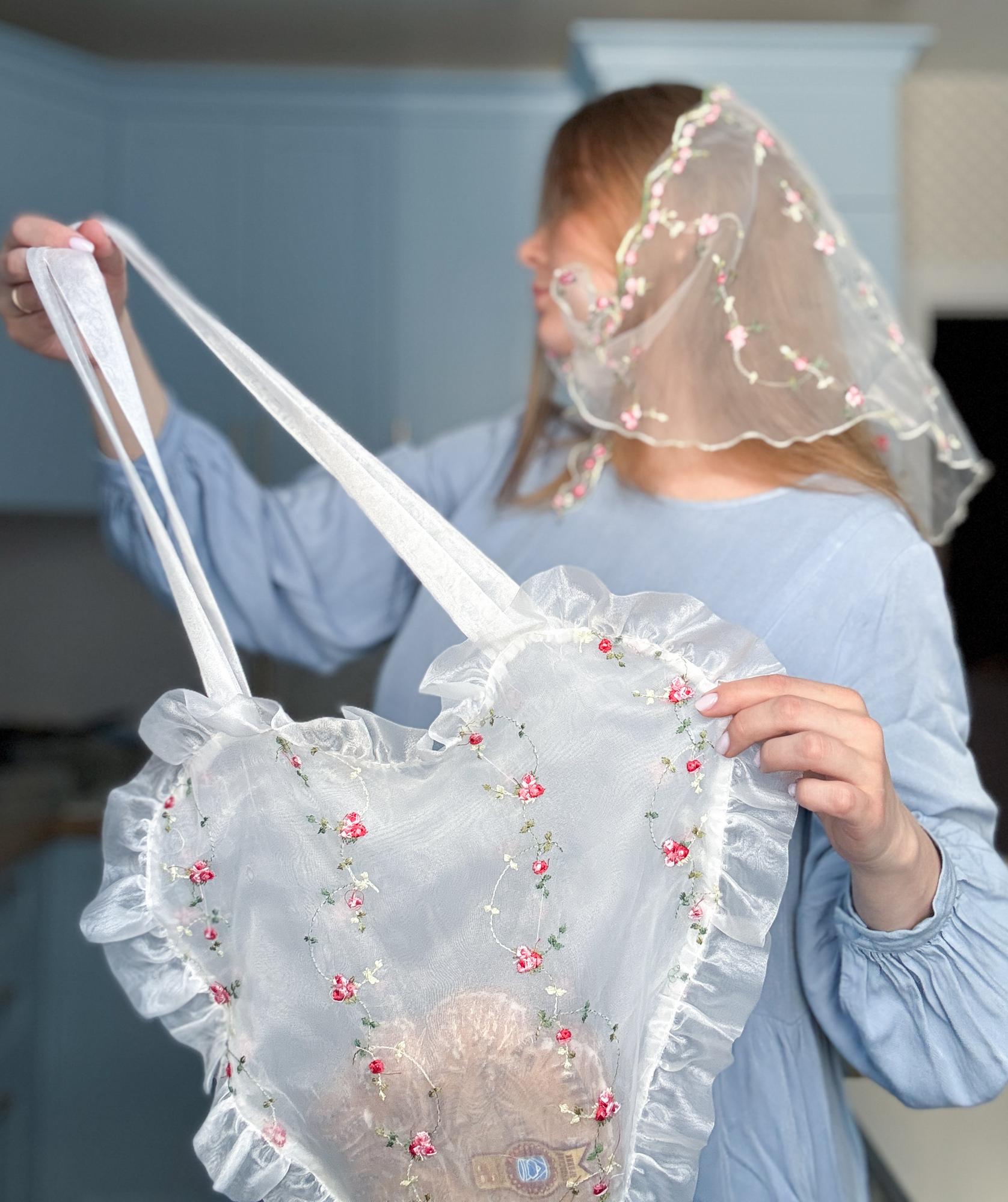 Шоппер и косынка из прозраной ткани с вышивкой сердечко