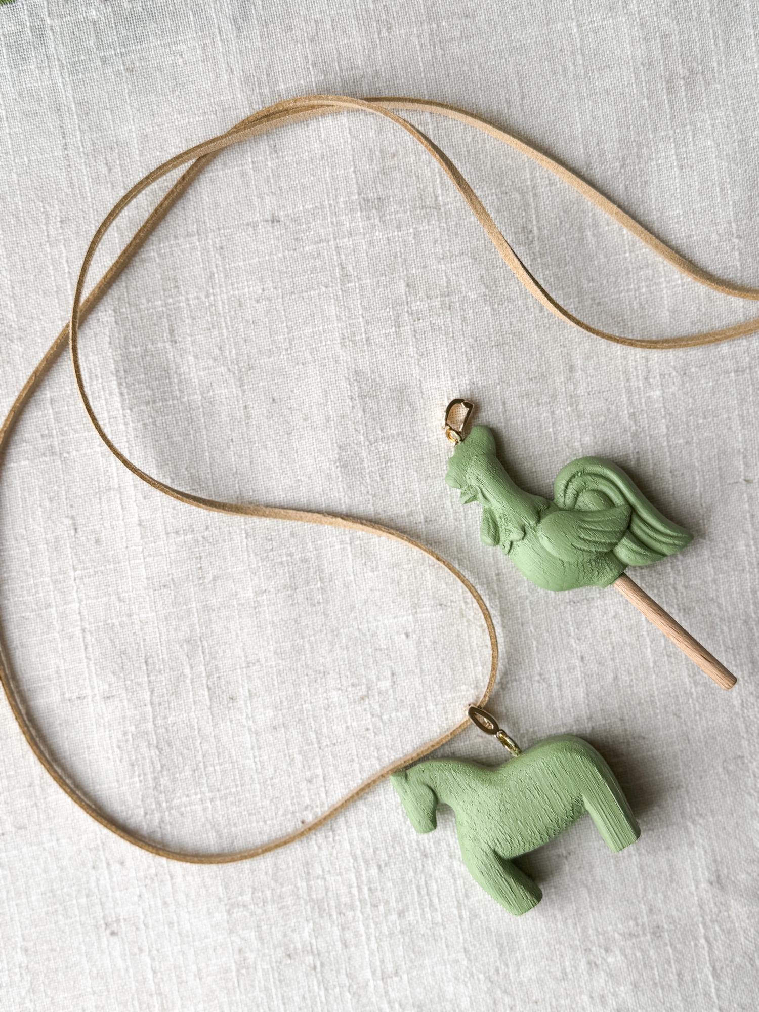 Подвеска — чокер лошадка на замшевом ремешке