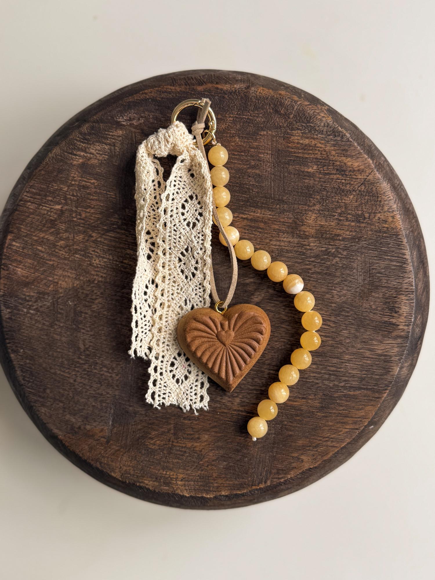 Обвес деревянный с сердечком и кружевом