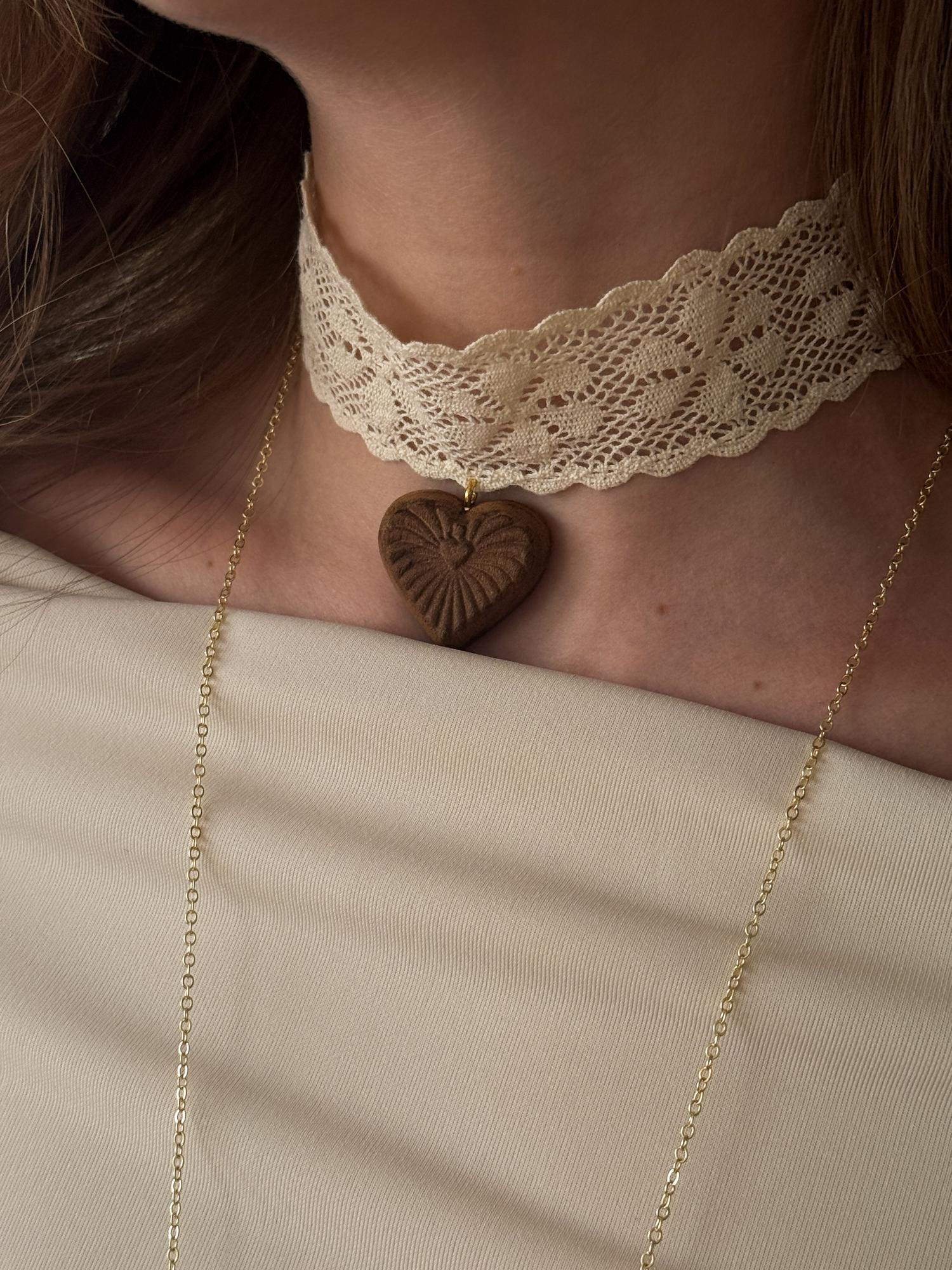 Чокер на кружевной ленте с кулоном сердечко