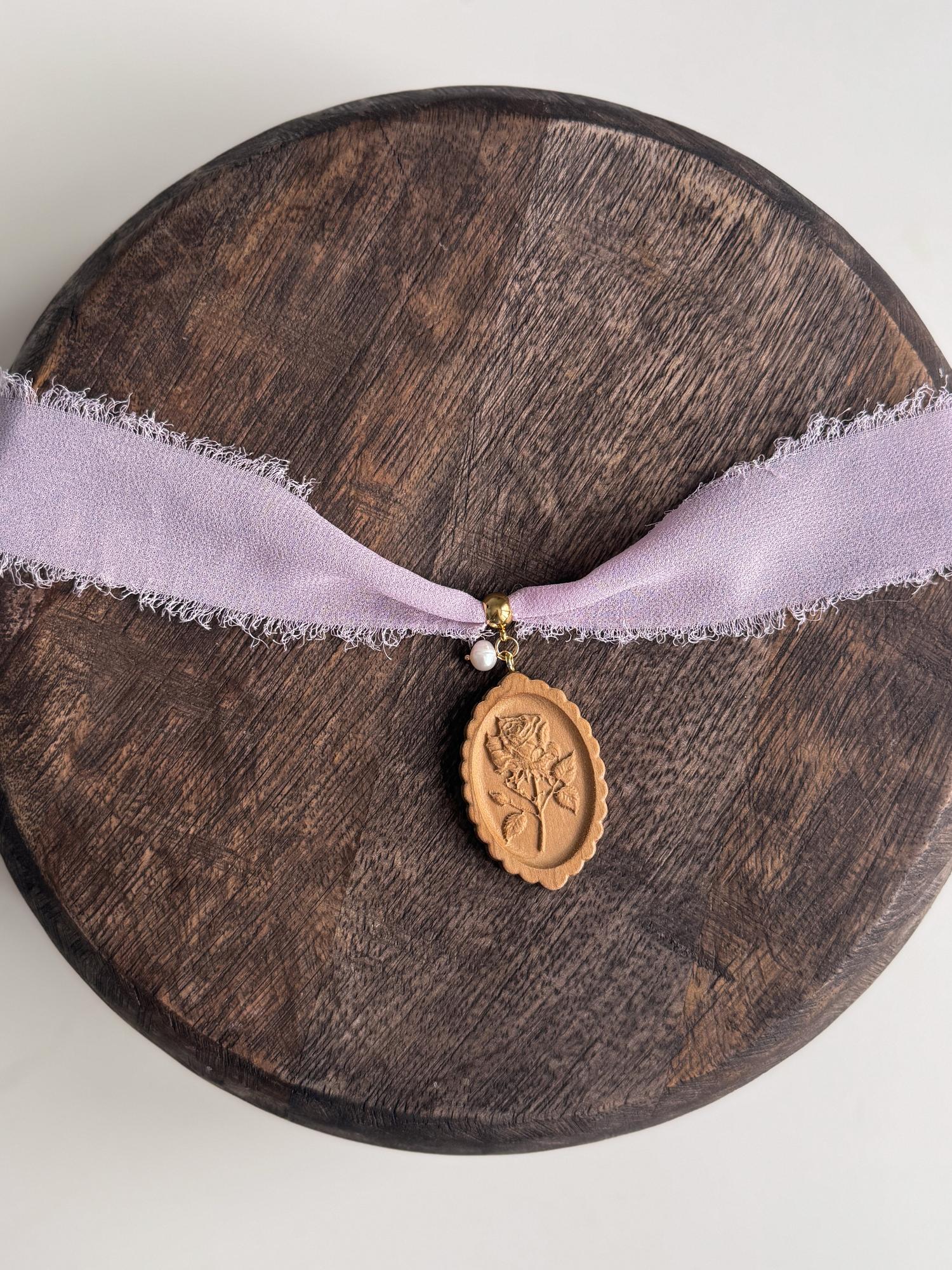 Деревянный кулон винтаж на шифоновой ленте