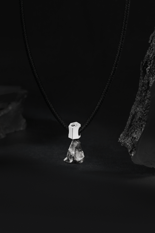 Бэйл с метеоритом Сихотэ-Алинь "Individual"