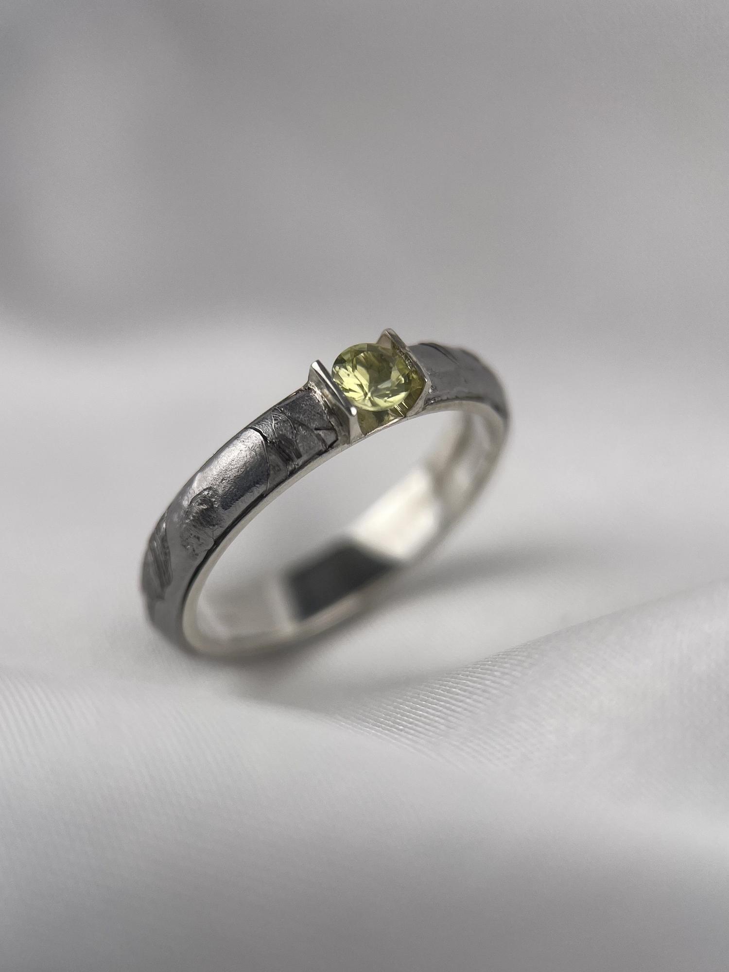 Кольцо с камнем "Tension"