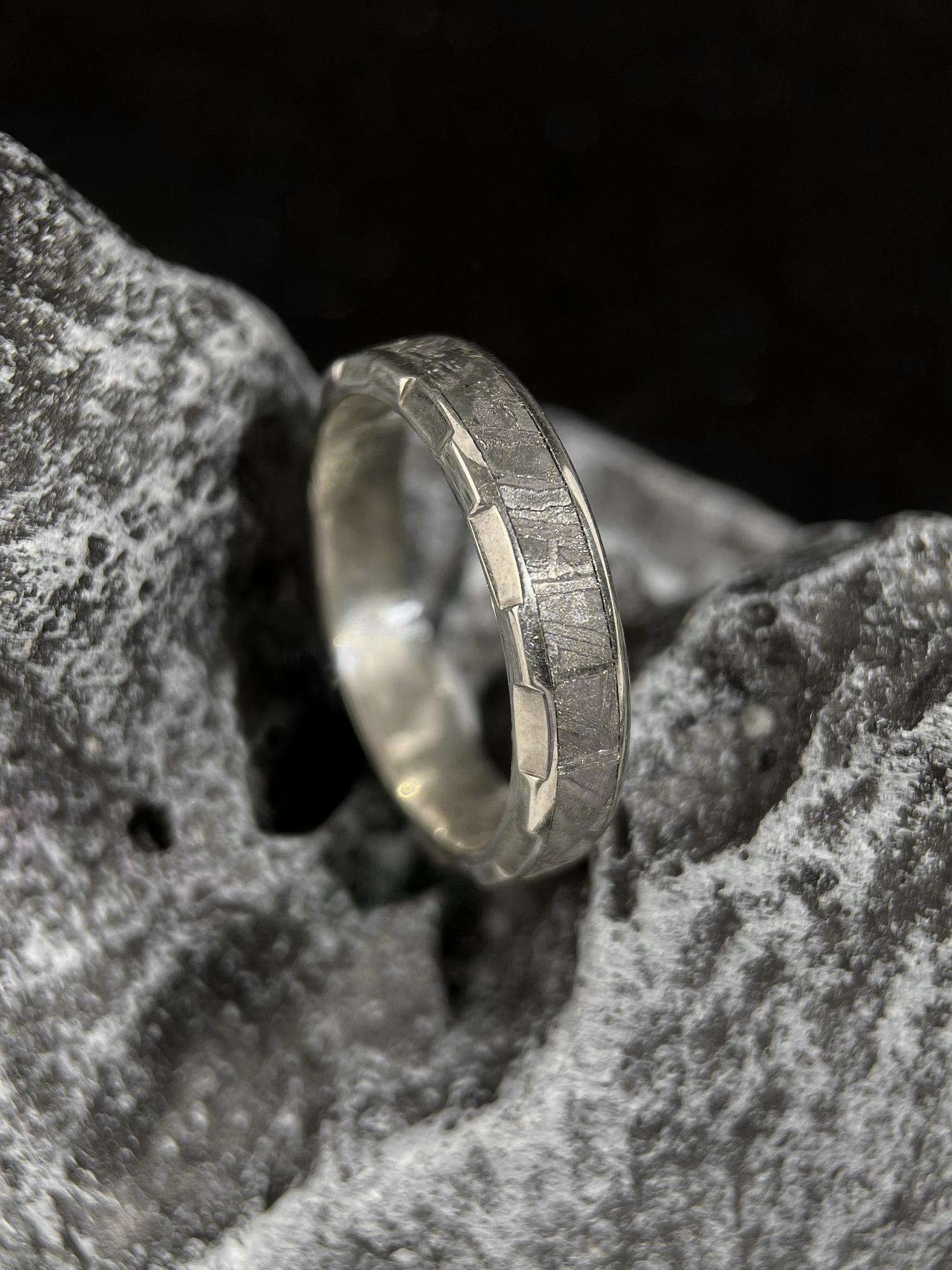 Кольцо с метеоритом серебряное