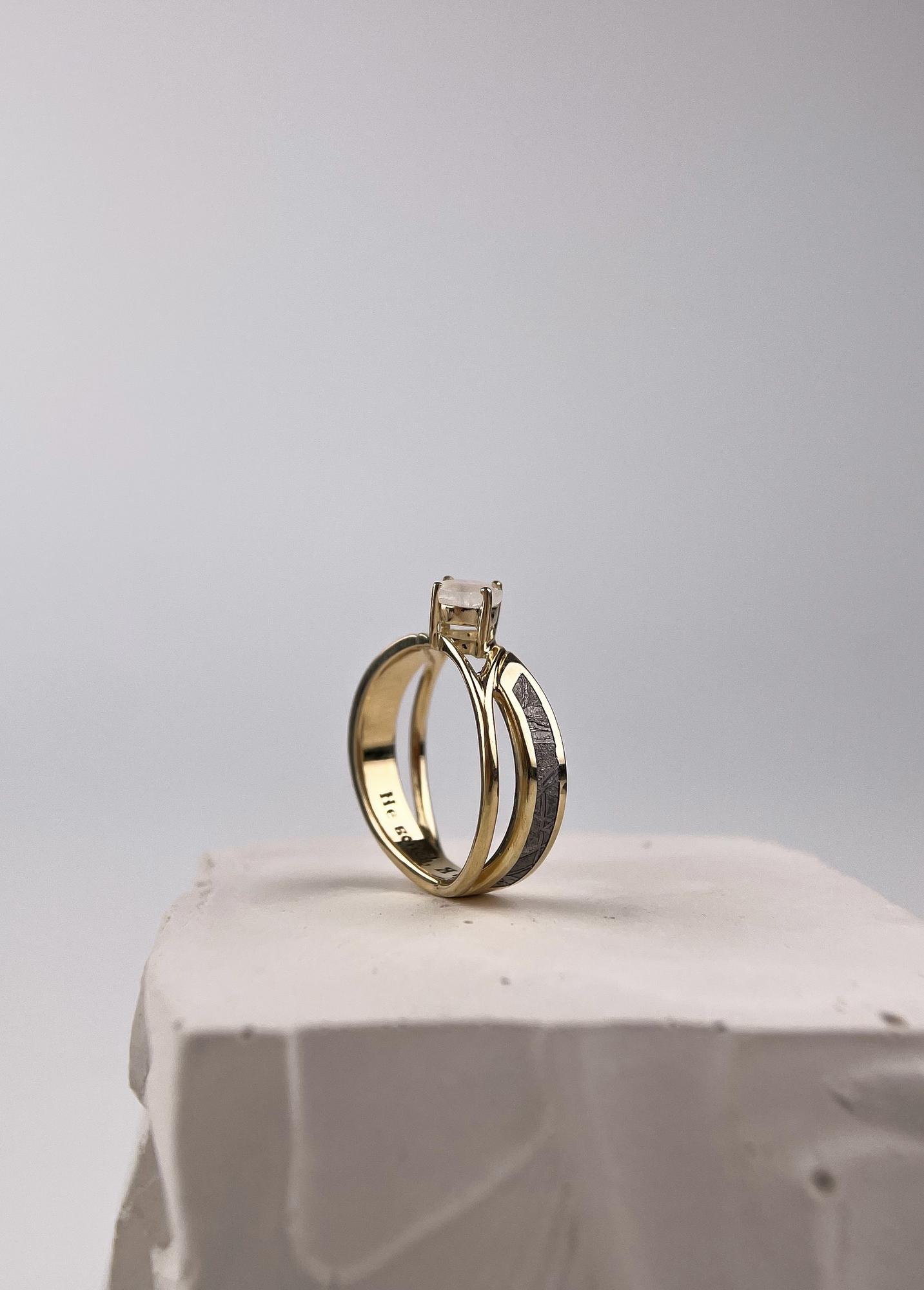 Кольцо с камнем