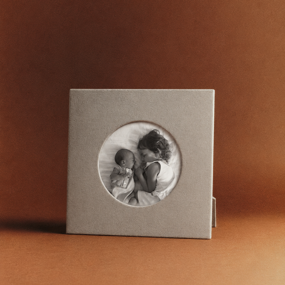 Фоторамка квадратная 15х15, с круглым окошком, велюр, grey