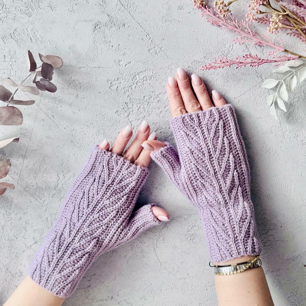 Мастер-класс по вязанию крючком митенок "Перья"