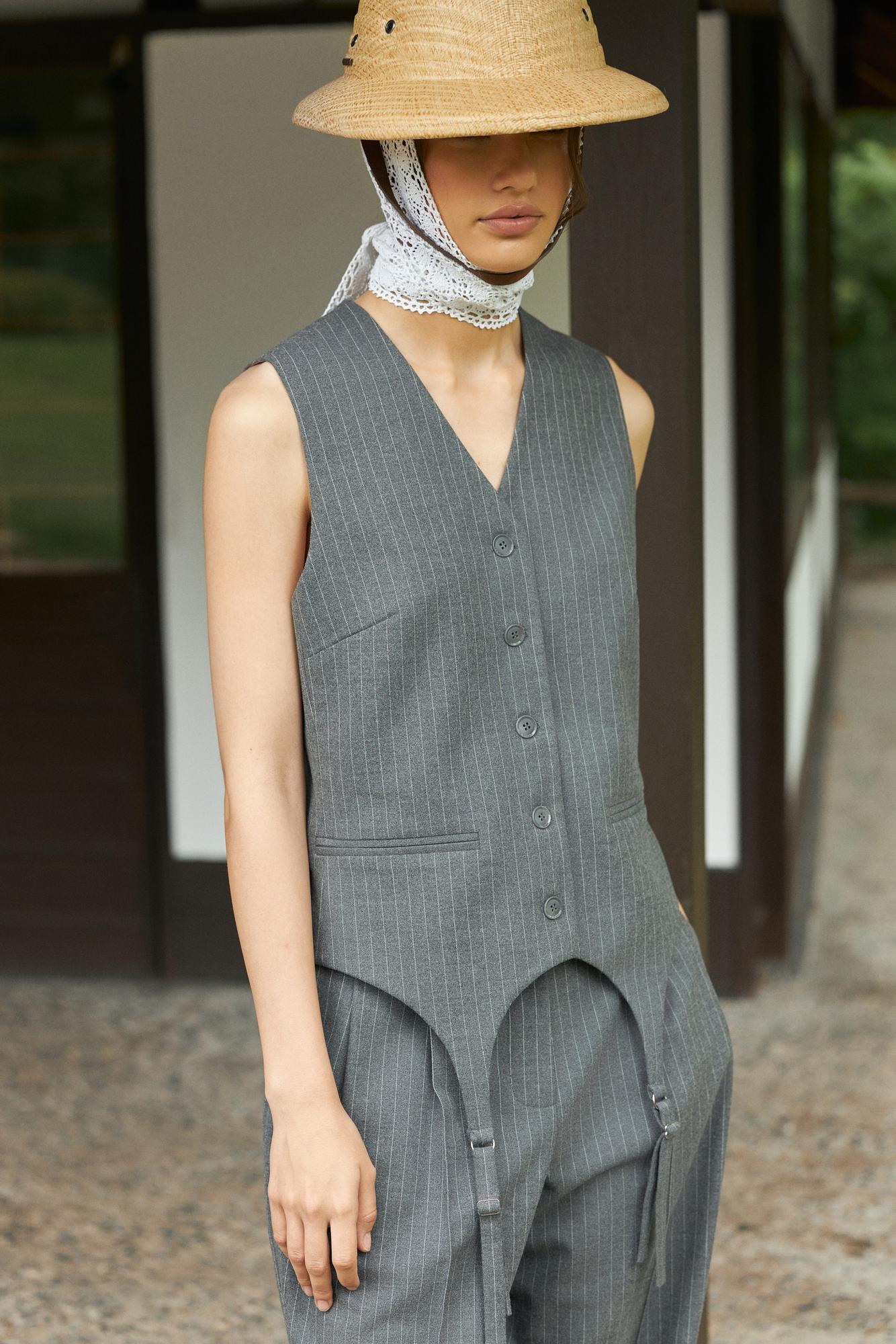 Жилет с подтяжками из вискозы серый