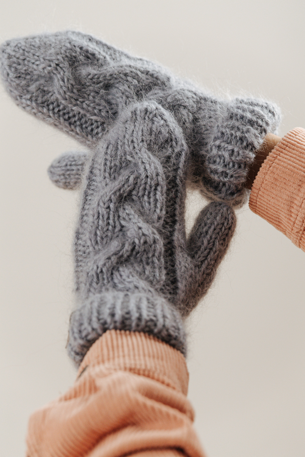 Варежки серебристый