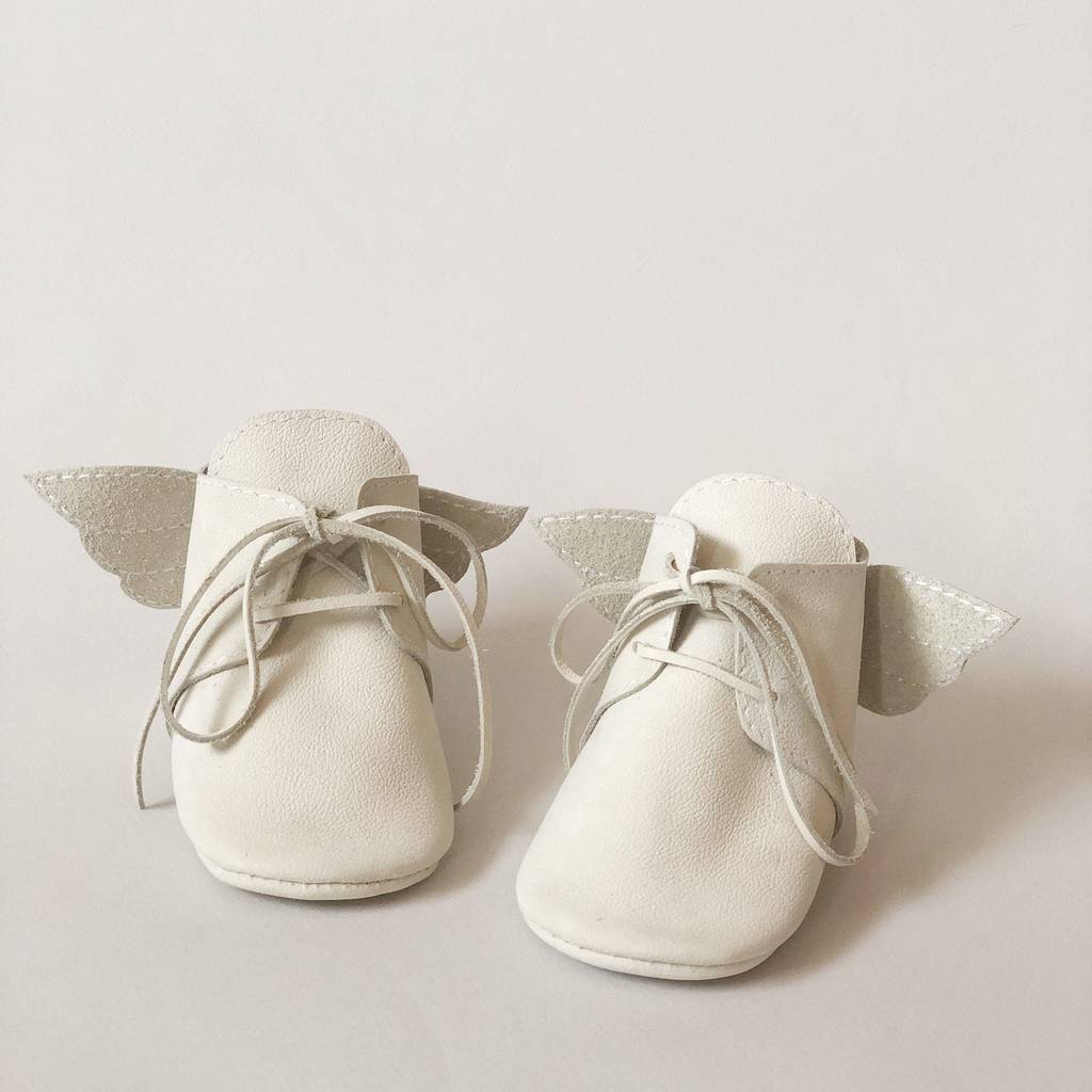 Ботиночки на шнурках с крыльями