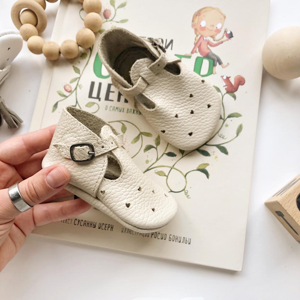 Сандалии на застежке