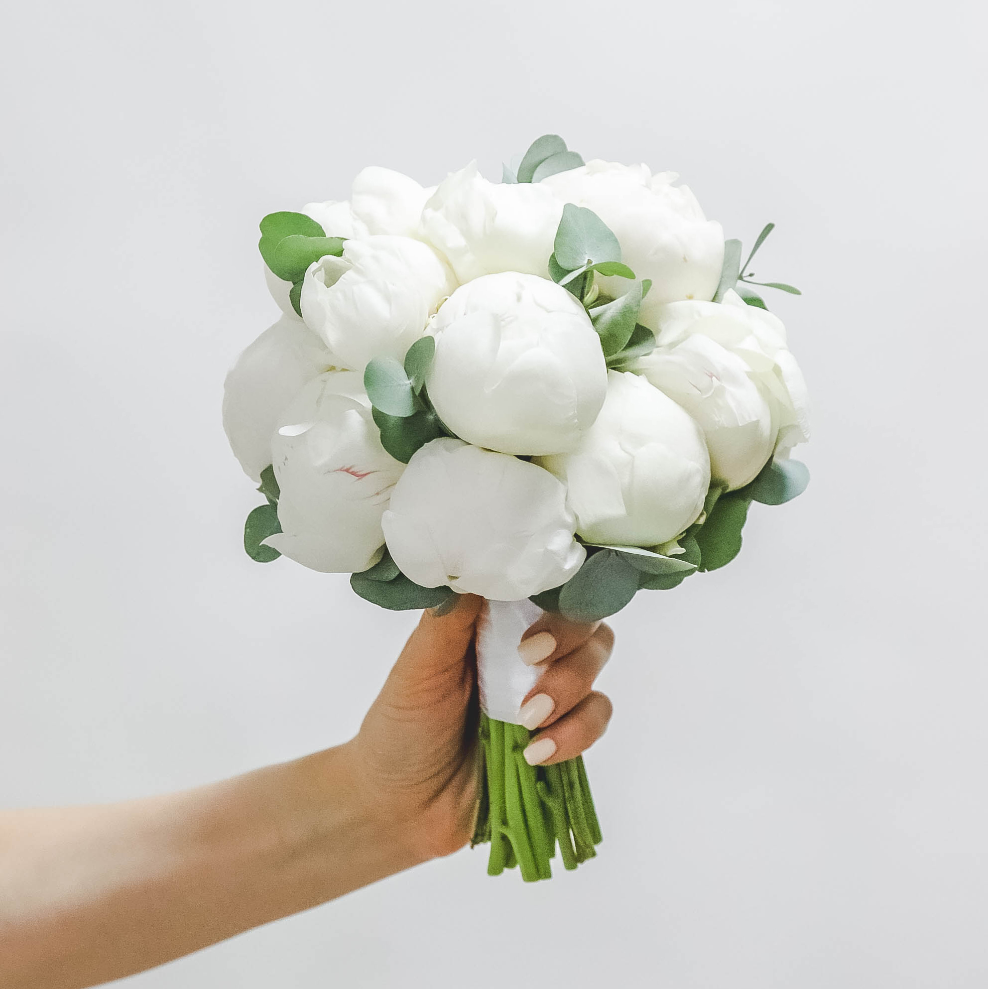 Cвадебный букет из белых пионов и эвкалипта WHITE GREEN