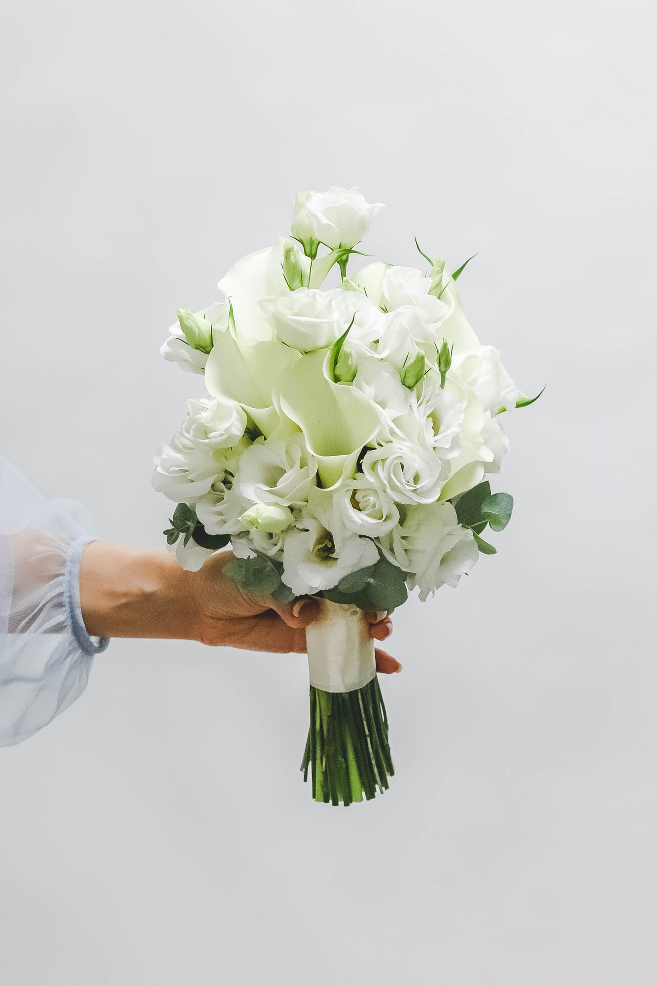 Свадебный букет из калл и эустомы WHITE