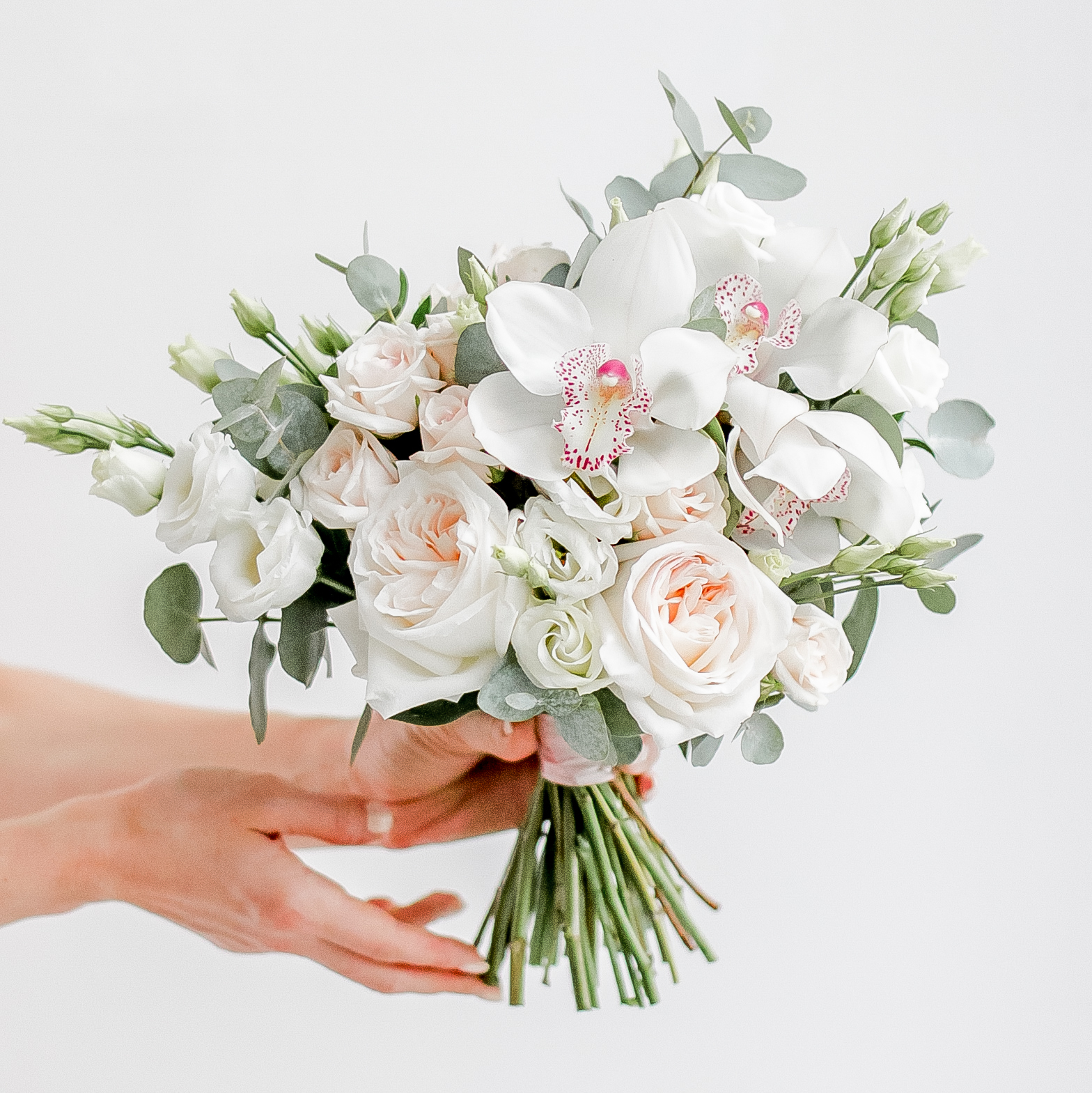 Букет невесты из роз и орхидей DELICATE WHITE