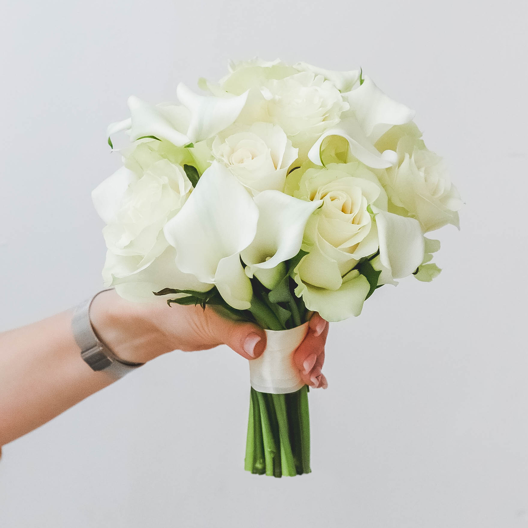 Свадебный букет из белых калл и роз WHITE