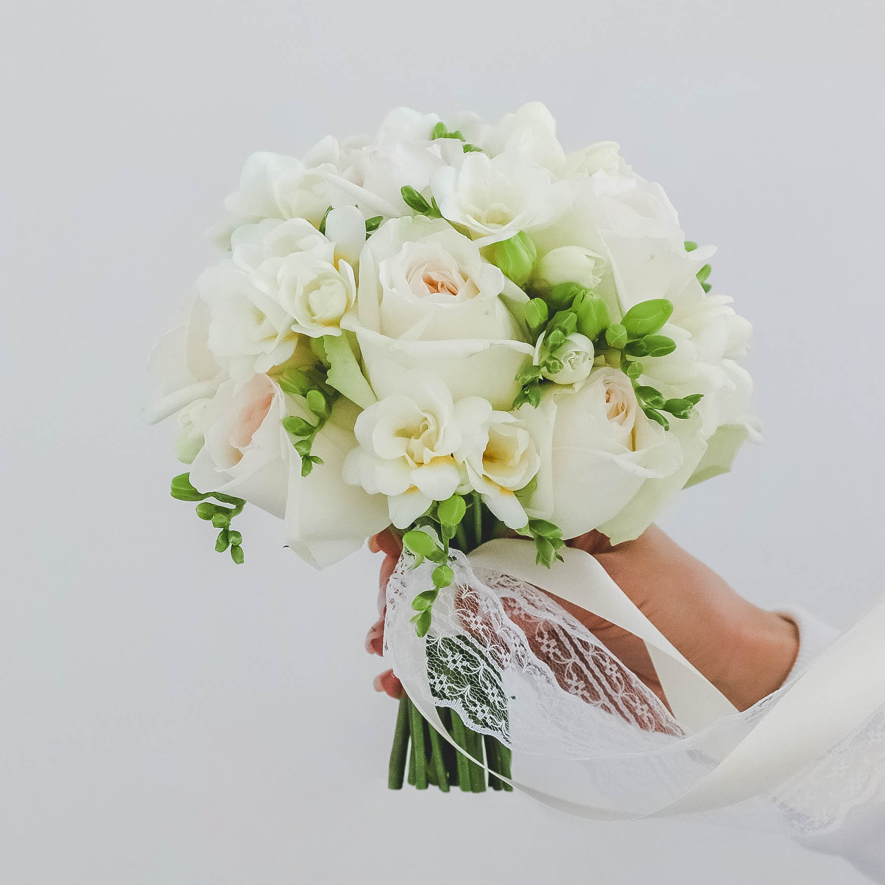 Свадебный букет из роз и фрезий WHITE